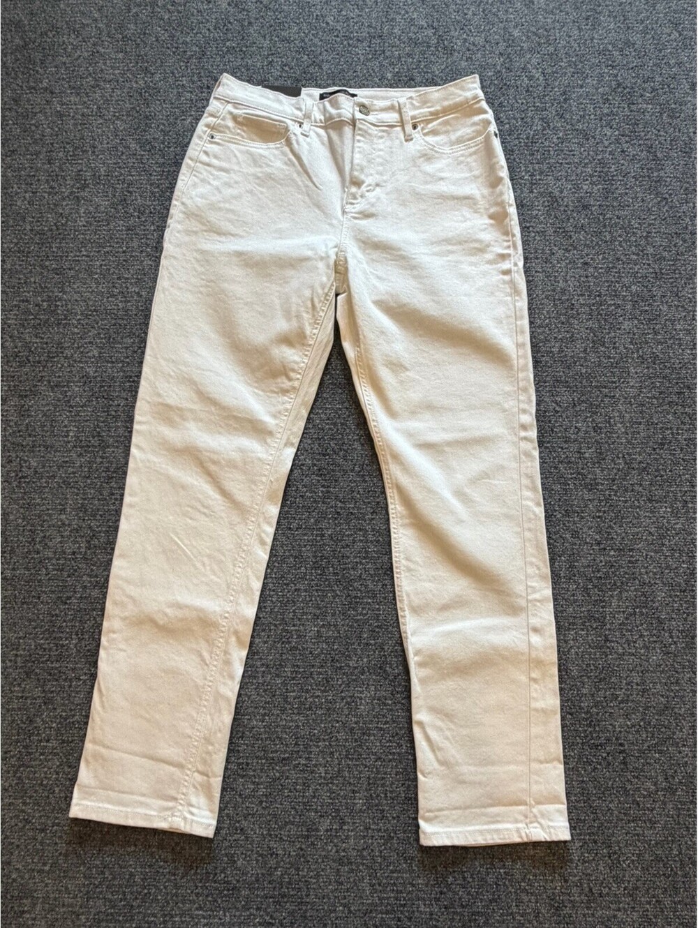 NWT Banana Republic Girlfriend Jeans Size 29”X 28”  Size 8 White Denim MSRP $70